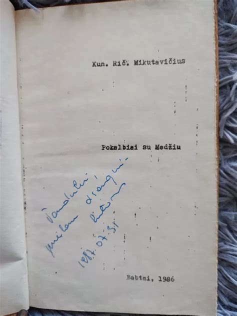 Nuotrauka su sena knyga ir genealoginiu medžiu