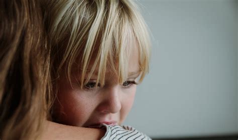 vaikas su ašaromis ir čiaudintys