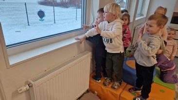 simbolinė iliustracija - vaikų rankos, laikomos atsargiai