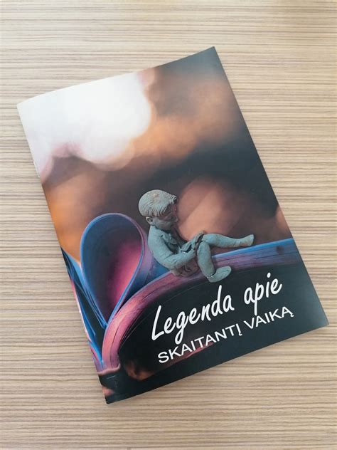 Vaikas, skaitantis knygą, simbolizuoja ramybę ir susikaupimą