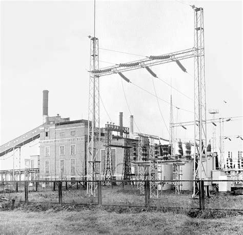 Istorinė nuotrauka, vaizduojanti energetikos objektų statybą Lietuvoje XX amžiaus antroje pusėje.