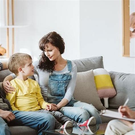 Tėvai bendrauja su vaikų raidos specialistu