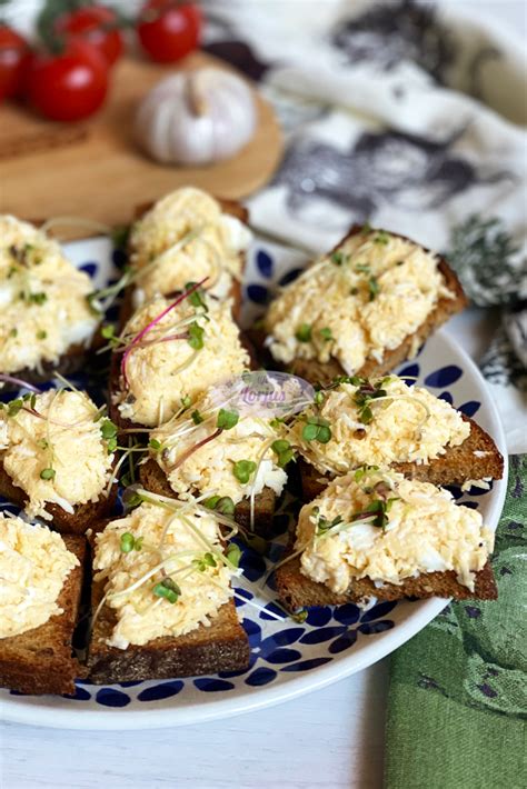 Paruošta kiaušinių ir sūrio užtepėlė ant skrudintos duonos