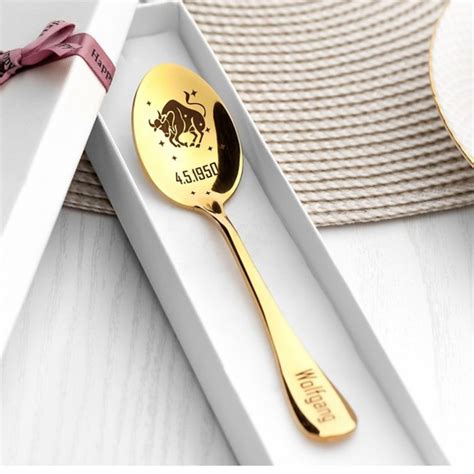 Auksinis šaukštelis su graviruotu užrašu