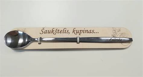 Įvairūs šaukšteliai su mėnesių pavadinimais