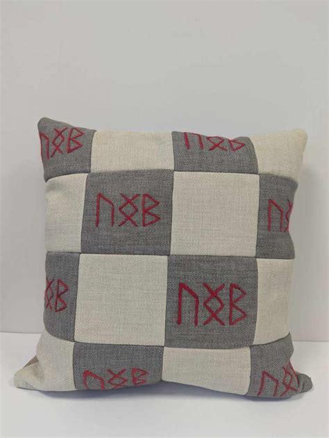 Rankų darbo pagalvėlė su išskirtiniu dizainu