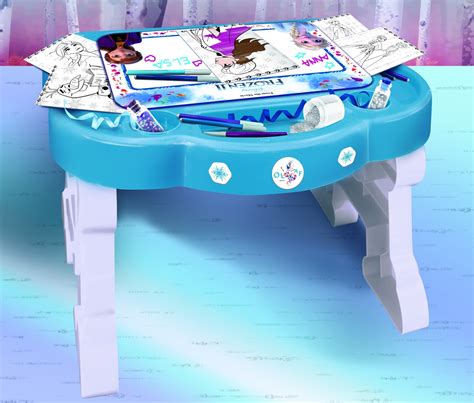 Merginos žaidžia su vaikišku grožio staliuku