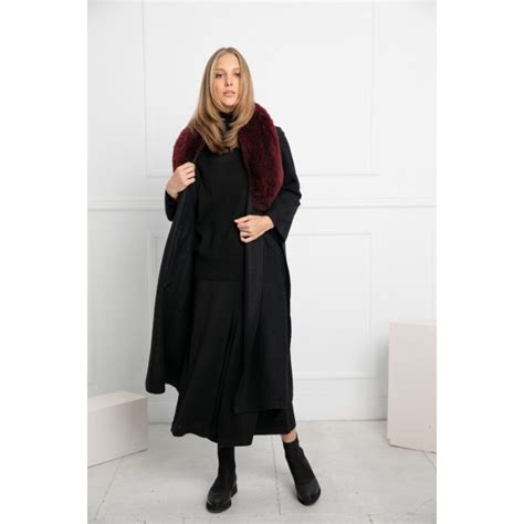 Stilingas žieminis paltas su kailine apykakle