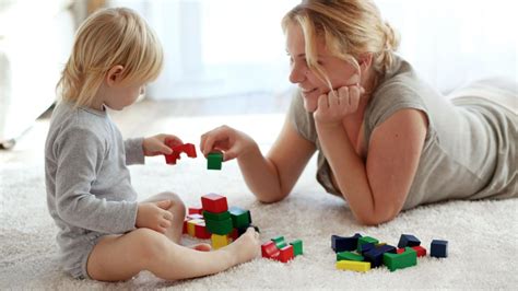 Auklė žaidžia su vaiku lauke