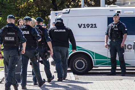 policijos pareigūnai bendrauja