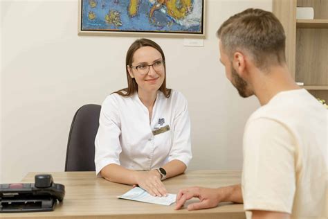 simbolinis vaizdas - moteris, kalbanti su gydytoju