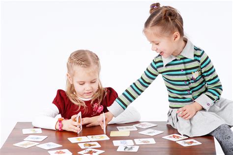 Vaikai žaidžiantys lietuviškus liaudies žaidimus