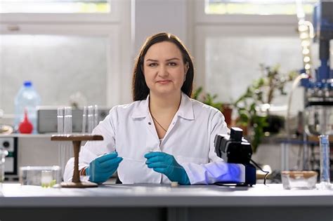 Mokslininkė dirbanti laboratorijoje