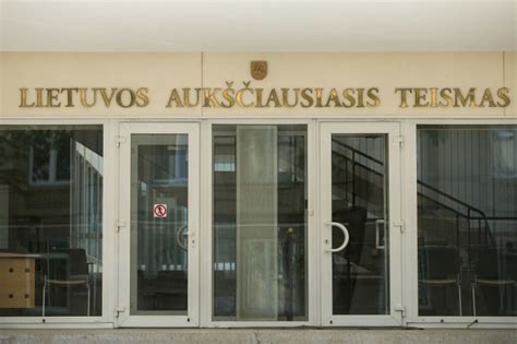 Teismo pastato nuotrauka arbaschema, iliustruojanti teismo procesą