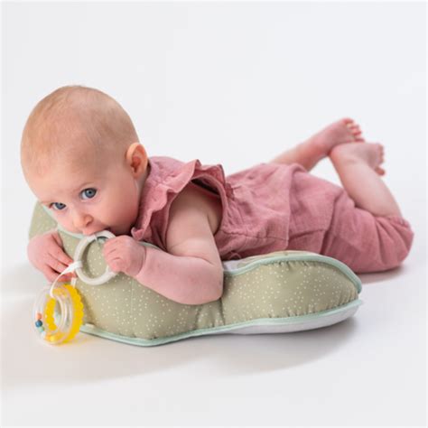 kūdikis ant pilvo stiprina kaklo raumenis