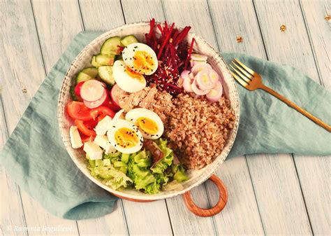 Budos dubenėlis su įvairiais ingredientais