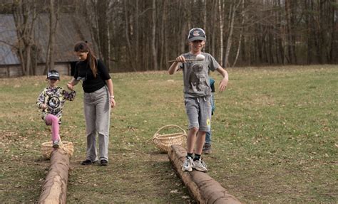 Nuotrauka su vaikais, žaidžiančiais lauke