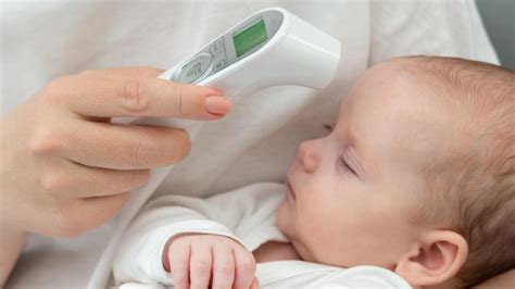 Mama tikrina kūdikio temperatūrą