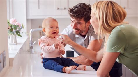 Tėvai su kūdikiu vandenyje