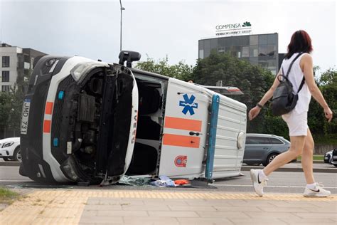 Automobilis, vežantis moterį į ligoninę