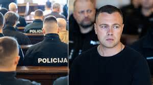 Simbolinė iliustracija, vaizduojanti moterį, gaunančią palaikymą