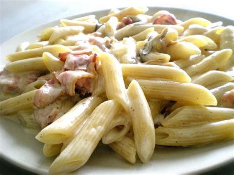 makaronai su šonine ir grietinėlės padažu