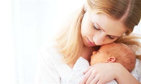 Mama su kūdikiu atlieka pratimus