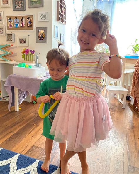 vaikai vaikšto basomis po sveikatingumo taką