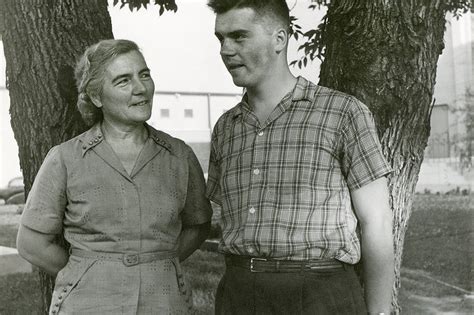 Antanas Saulaitis su mama prie namų JAV 1955 m.