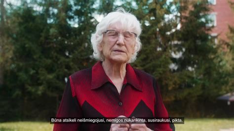 Senyvo amžiaus žmogus, bendraujantis su artimuoju