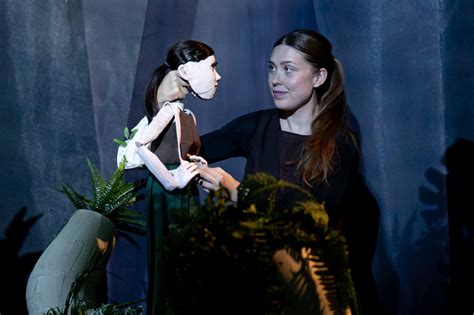 Scena iš spektaklio „Aš visada šalia“