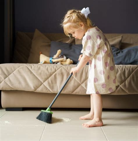 Moters rankos dirbančios namų ruošos darbus