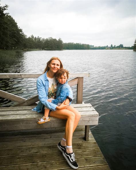 vaikas atsisveikina su tėvais darželyje