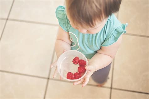 vaikiškų daiktų asortimentas: nuo laikrodžių iki indų