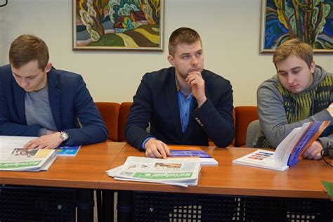 socialinis darbuotojas padeda žmogui