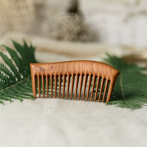 Medinės šukos kaip alternatyva plastikiniams