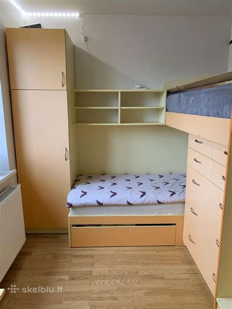 dviaukštės lovos su stalu skirtingi dizainai