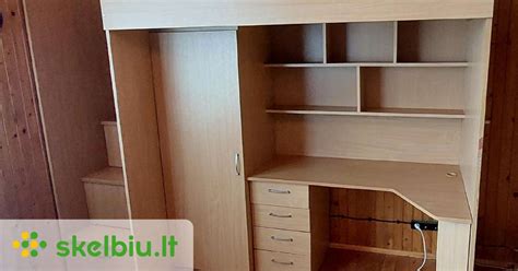 vaiko kambario įrengimo su lova ir stalu pavyzdys