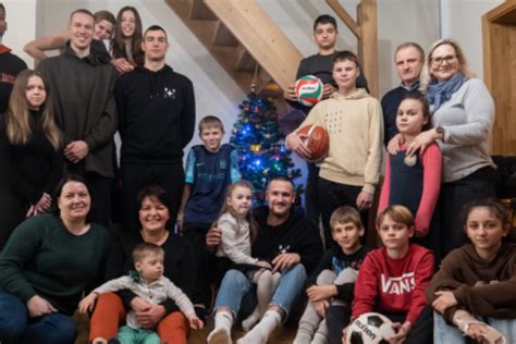 Seni žmonės bendrauja globos namuose