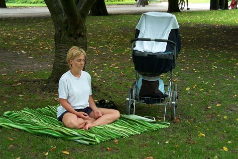 Mama su kūdikiu parke