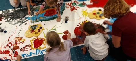 Vaikai atlieka euritmijos judesius pagal muziką