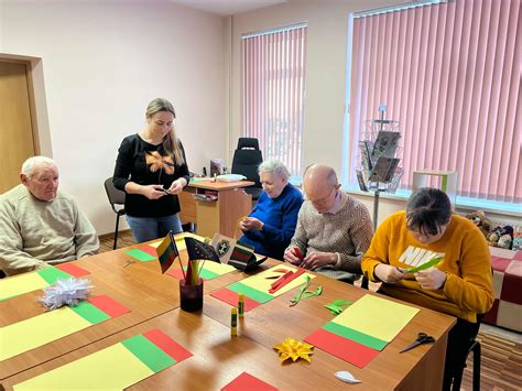 Gyventojai bendrauja su darbuotojais socialinės globos įstaigoje