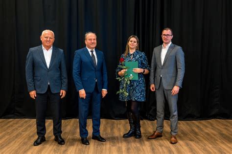 Socialinės globos darbuotojas padeda senjorui