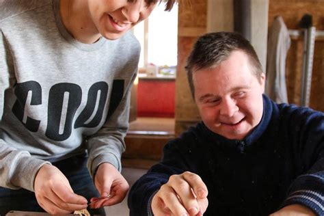 Žmonės, besidžiaugiantys paprastais gyvenimo dalykais