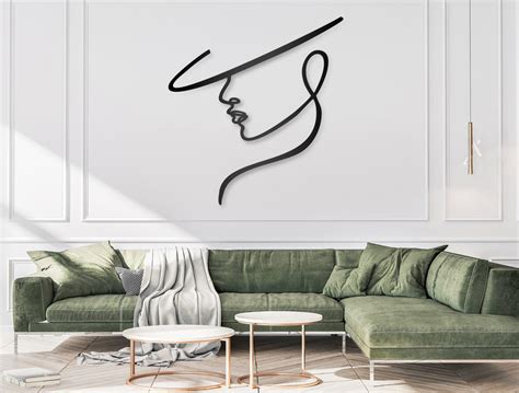 Moters, kuri laiko kūdikį, siluetas su įvairiaspalviais emocijų simboliais