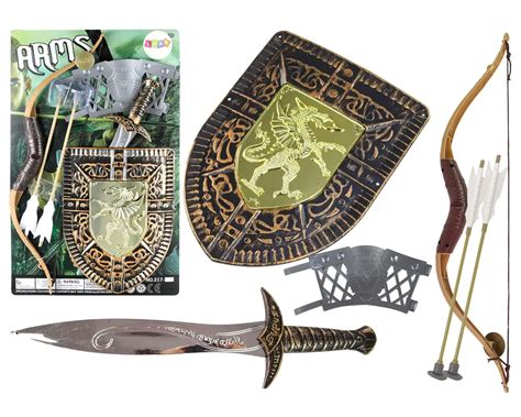 Vaikas su riterio kostiumu žaidžia su mediniu kardu