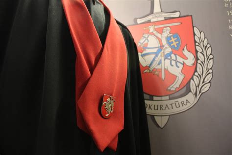 vaikas krinta iš aukščio