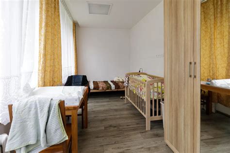 Nuotrauka, simbolizuojanti rūpestingą auklės ir vaiko santykį