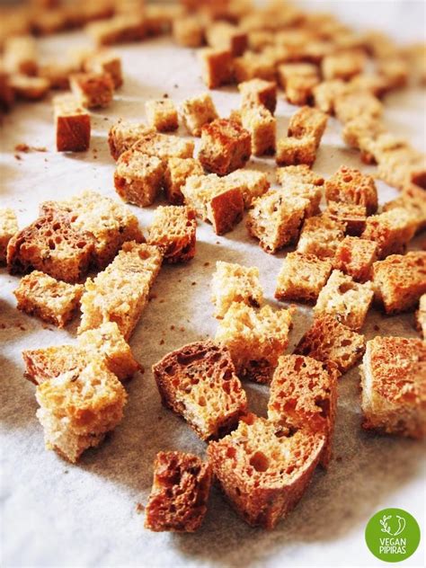 skrudinti duonos kubeliai orkaiteje