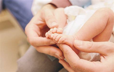 Vyras palaiko žmoną gimdymo metu